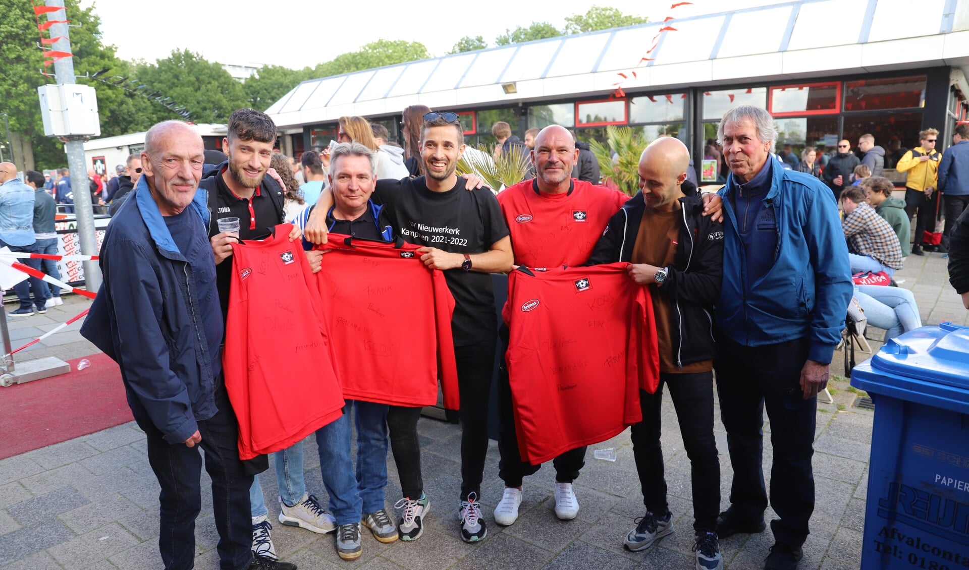 Supporters bedanken topscorer Stefan van der Vlegel, aanvoerder Bart Slob en keeperstrainer Theo Speelmeijer.