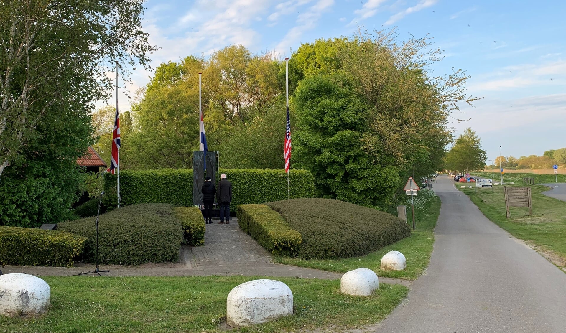 Na de herdenking bij het monument bij het jachthuis volgen de herdenkingsbijeenkomsten in de dorpen op 4 mei. (tekst en foto: Matti van Veelen)