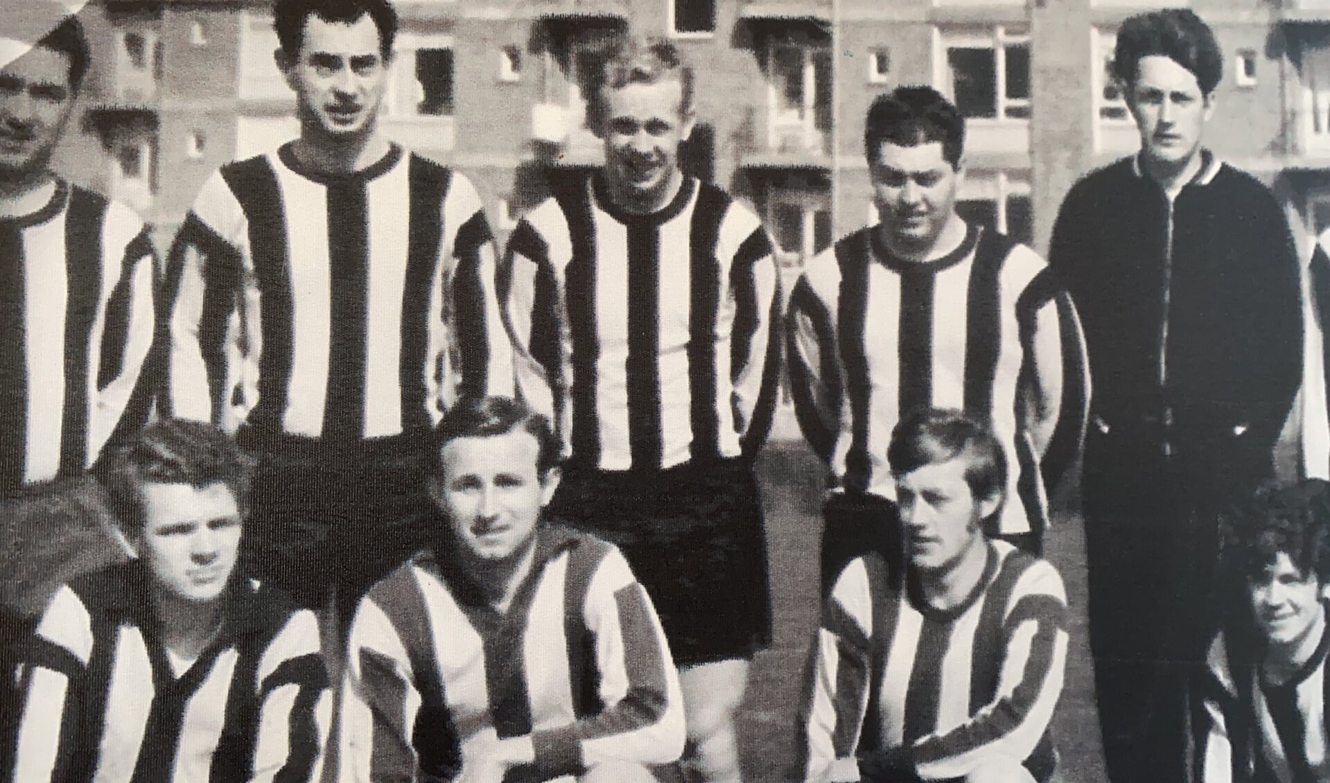 Een beeld uit het zwartwit-tijdperk: (een deel van) het eerste elftal van vv Waddinxveen omstreeks 1950.
