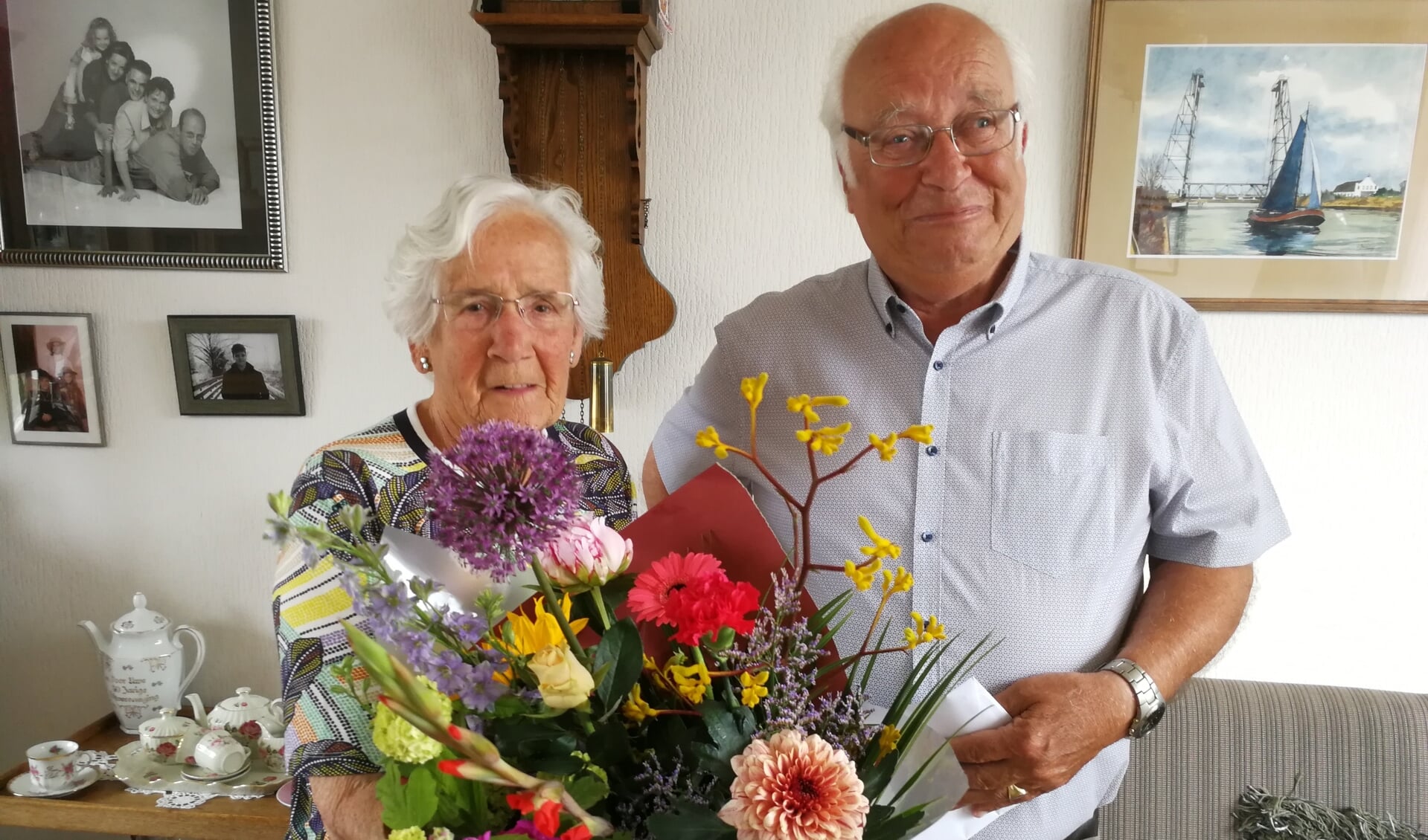 Henny en Jan Kooistra kregen bloemen van de burgemeester en werden per brief door de koning gefeliciteerd. (tekst en foto: Nicole Lamers)