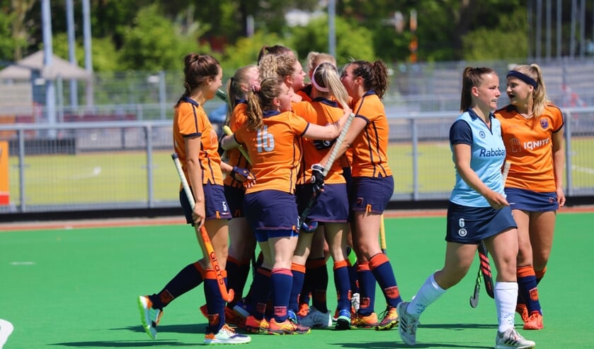 De IJssel viert de 2-2 van Luuke Six.