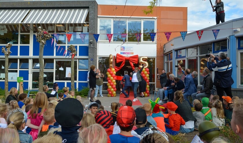 Met een grote schaar knipte burgemeester Nieuwenhuis het feestlint door. (tekst en foto: Marlies de Baare)  