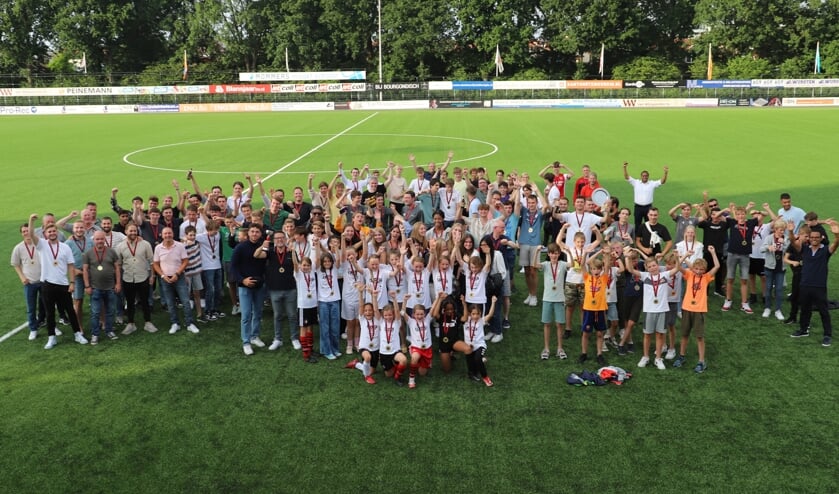 <p>Een groot aantal kampioenen op het hoofdveld. (tekst: Erik van Leeuwen; foto: pr)</p>