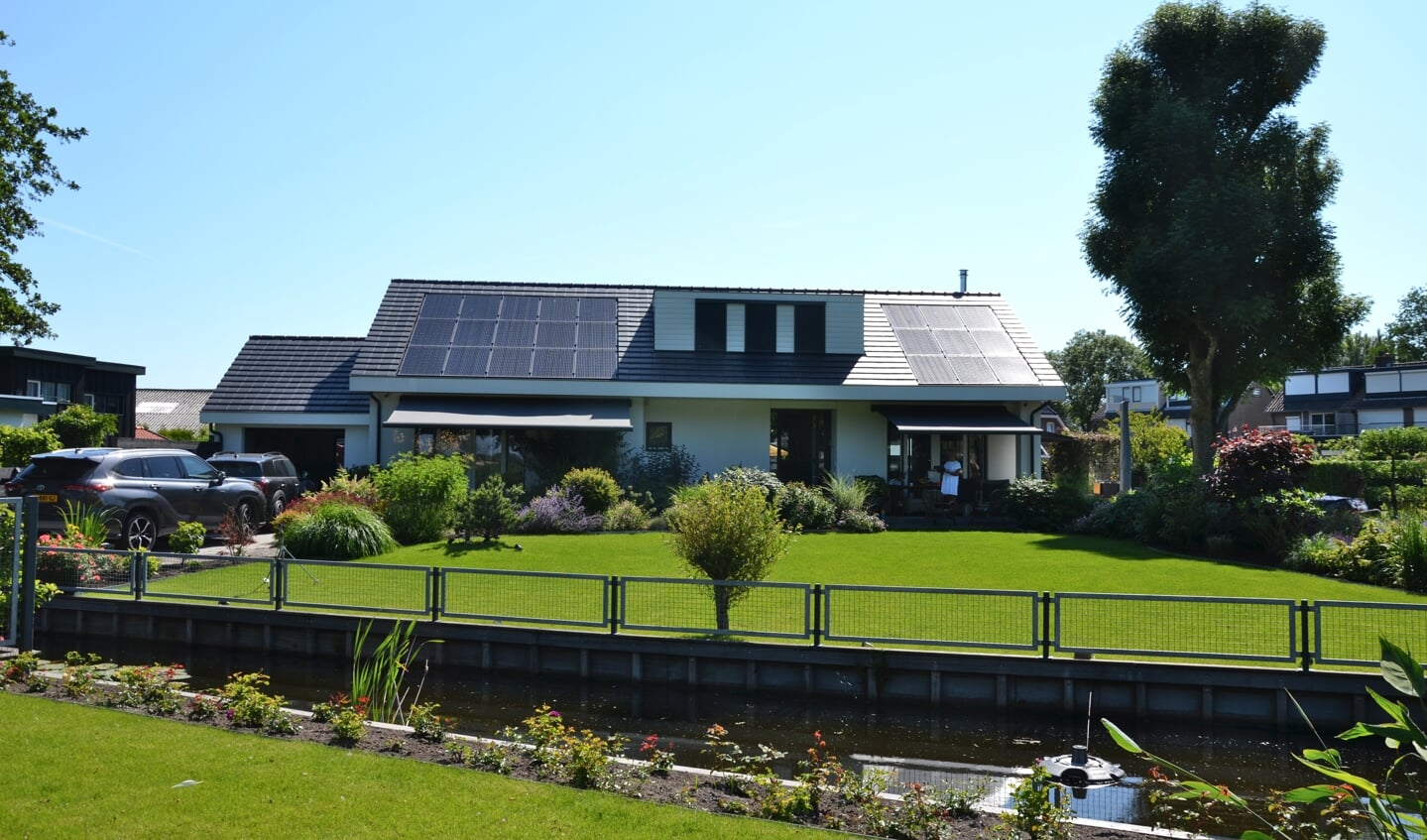Het huis is helemaal energieneutraal gemaakt met isolatie, vloerverwarming en zonnepanelen op het dak.