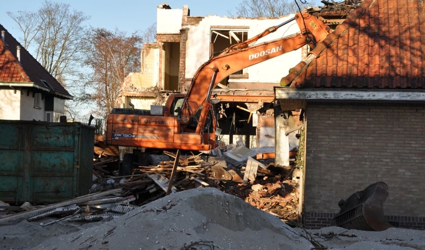 Na een brand in 2016 werd het voormalig postkantoor aan Kerkweg-Oost gesloopt. (foto: archief Hart van Holland)  