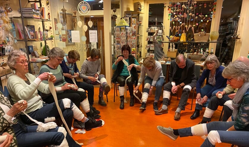 Vrijwilligers van de Wereldwinkel kregen onder andere verbandleer. (foto: pr)
