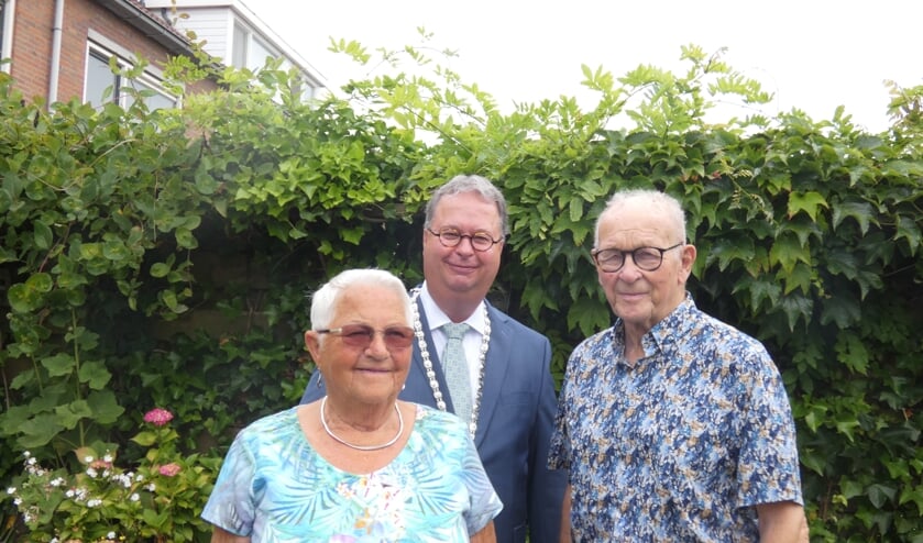 Het briljanten echtpaar met burgemeester Weber. (tekst en foto: Annette van den Berg)