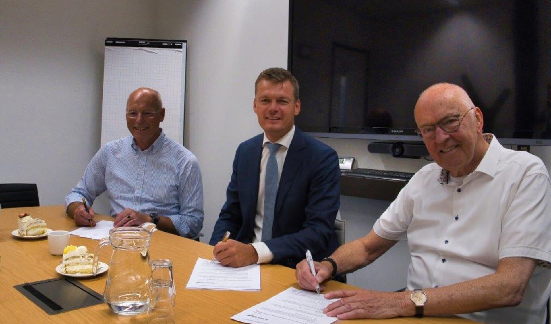 Arie Boonstoppel (links), burgemeester Nieuwenhuis en Hans Ferber tekenen de overeenkomst. (foto Wim Plomp)