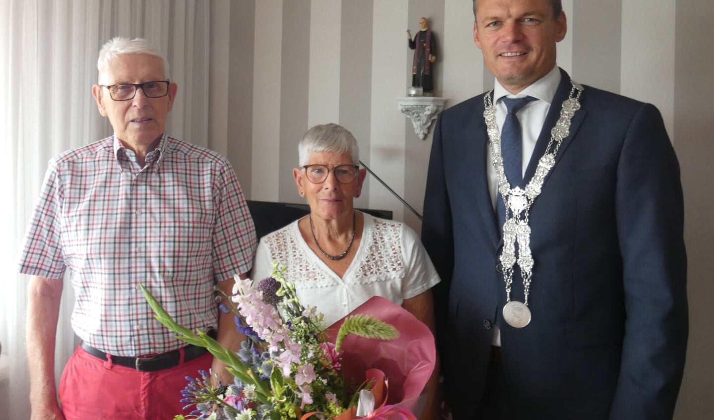 Adriaan en Henny Kleiweg delen al 60 jaar lief en leed. (tekst en foto: Annette van den Berg)