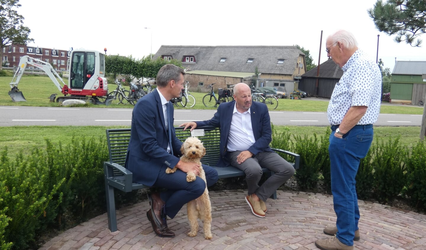 Burgemeester Nieuwenhuis met hond Jutter, Henk de Bas en Ton Broer van HGW. (tekst en foto: Annette vd Berg)