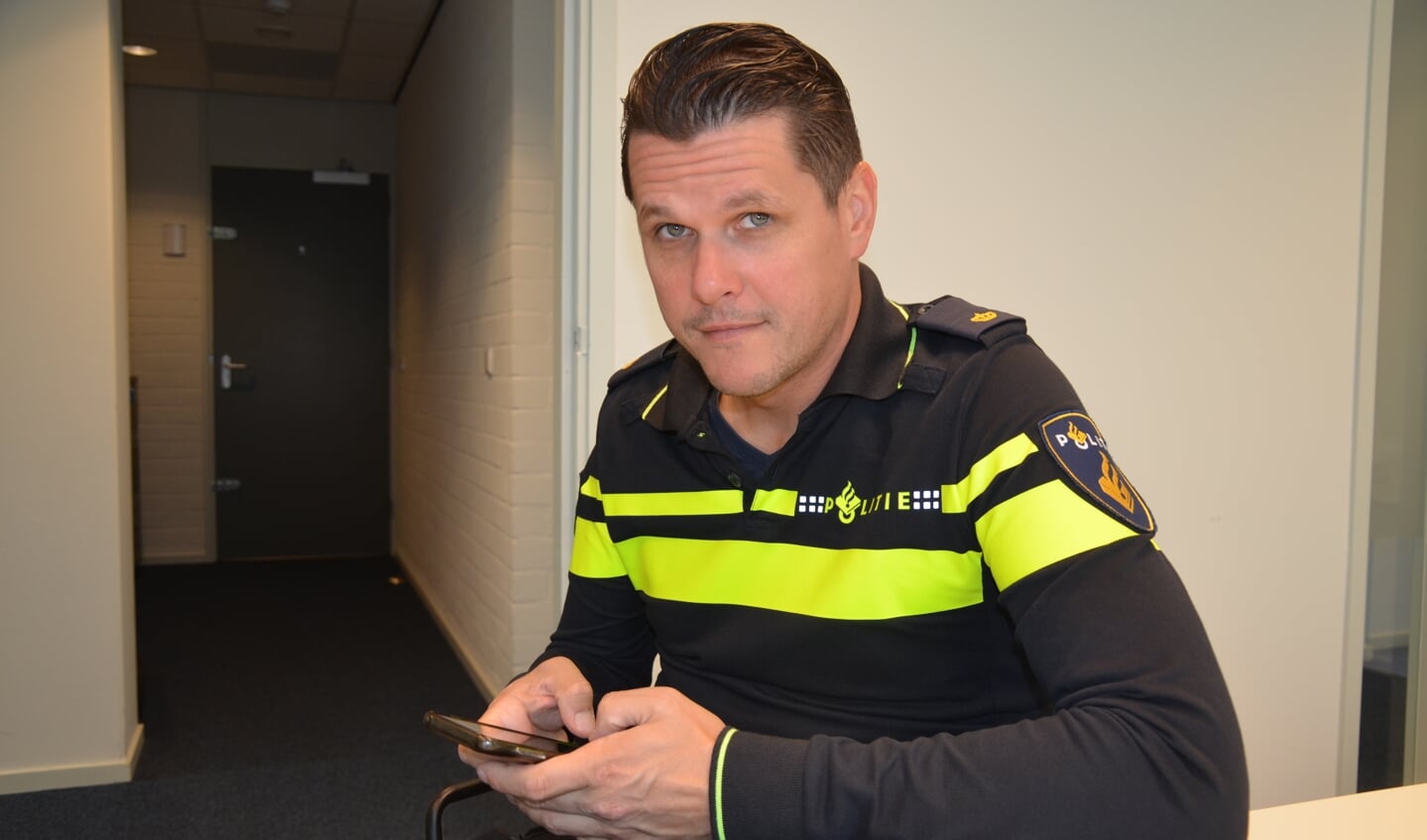 Frank Mourits van de recherche waarschuwt voor internetoplichting. (tekst en foto: Nicole Lamers)