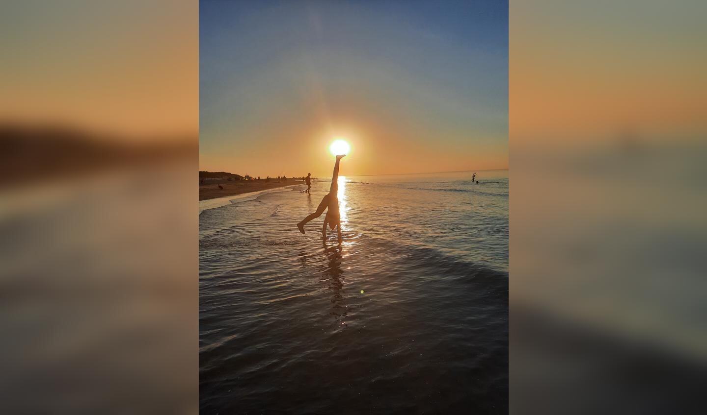 Liz de Wit (11) houdt de zon tegen voordat ze helmaal in zee zakt. Liz viert vakantie in Vrouwenpolder. (foto: Anita van der Draai)