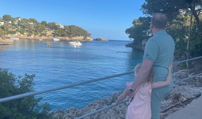 Vader Stefan en dochter Lois dromen weg op Mallorca. (foto: Debby de Kreij)