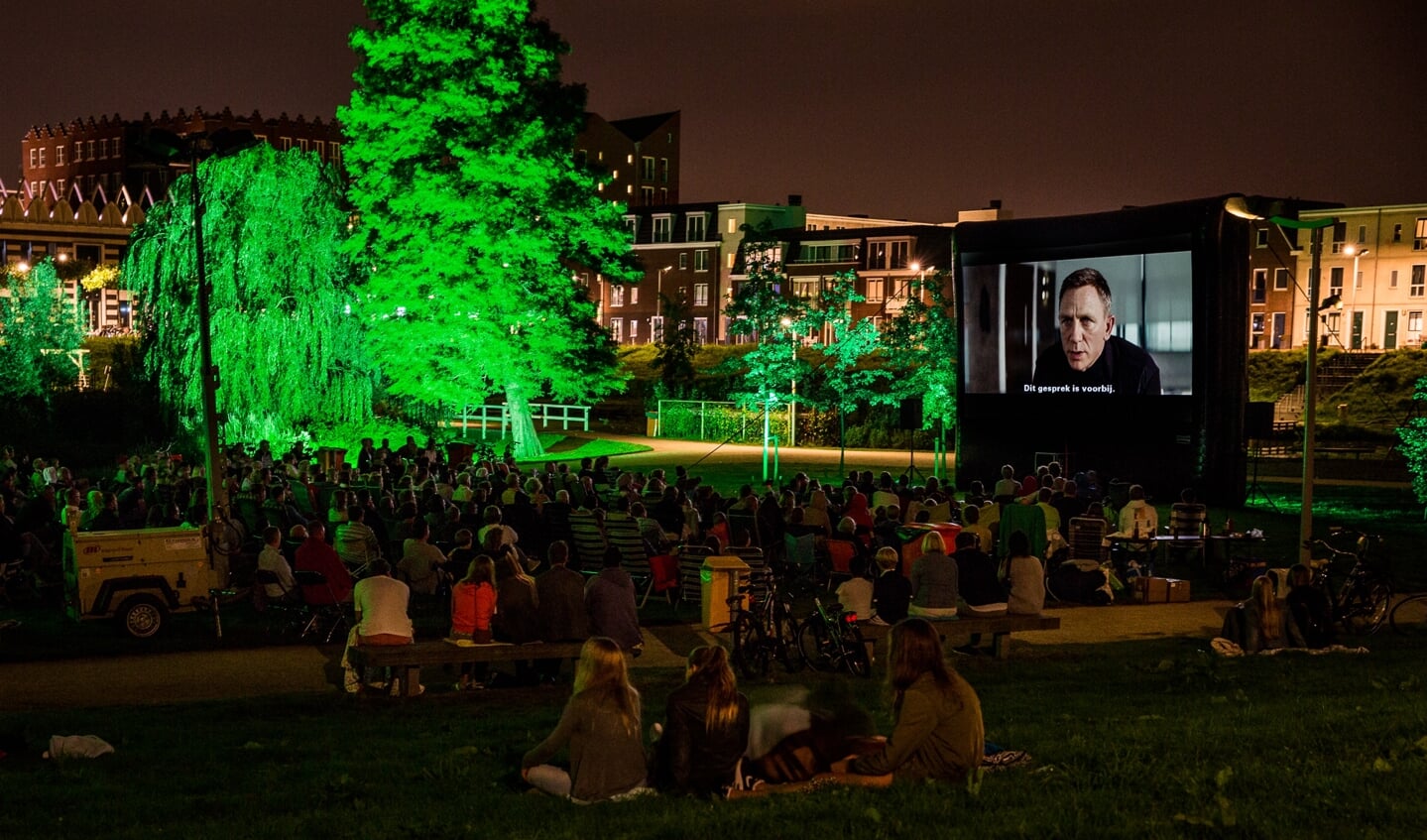 Eerder was James Bond ook al te zien op een mega scherm in de buitenlucht in Waddinxveen. (foto: pr)
