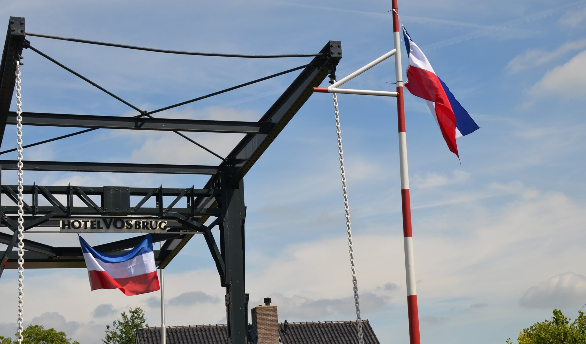 Ook aan de Hotel Vosbrug in Zevenhuizen hangen vlaggen op z'n kop.  