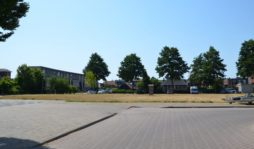 In mei 2021 is begonnen met de sloop van het voormalige gemeentehuis van Waddinxveen. Nu ligt het terrein braak.(tekst en foto's: Nicole Lamers)