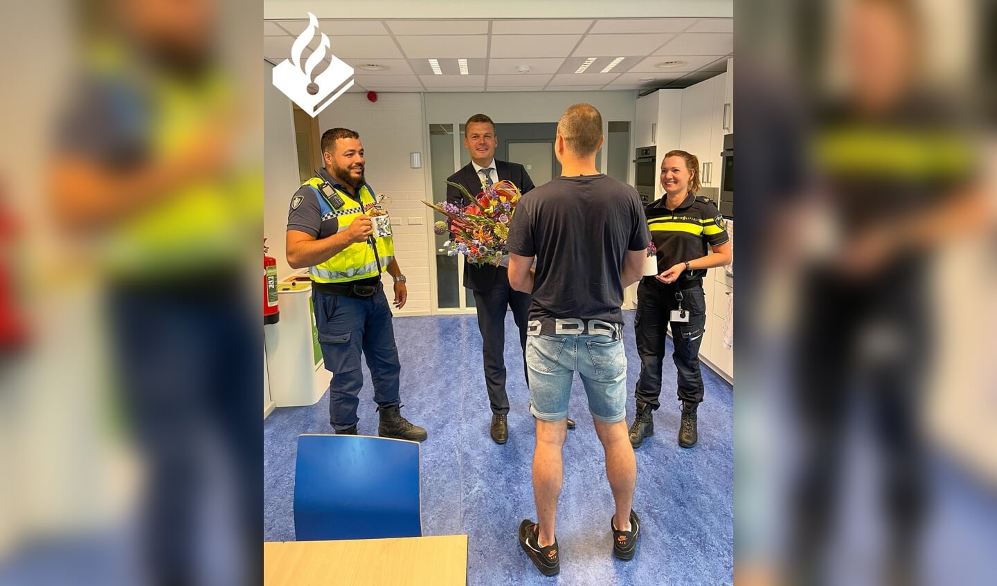 De teamchef van de lokale politie heeft samen met burgemeester Nieuwenhuis de inwoner bedankt voor zijn hulp. (foto: politie)