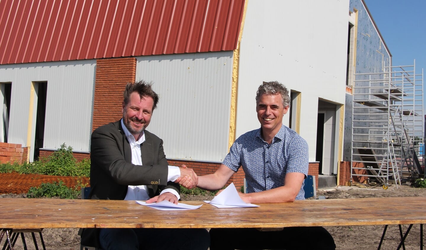 Keith Deaney van Scouting Moordrecht (links) en Dirk-Peter van 't Sant van Quadrant zijn het eens over de samenwerking. (foto: pr)