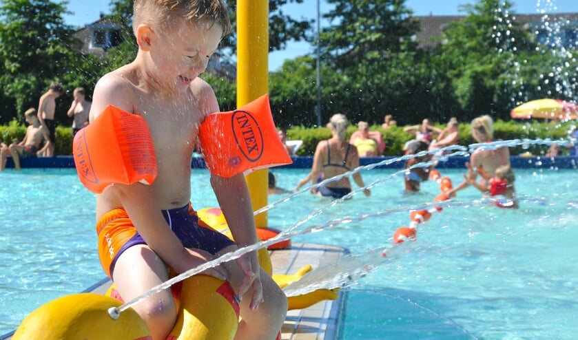 De vierjarige Giovanni van Nieuwenhuizen uit Capelle aan den IJssel merkte dat water de weg van de minste weerstand zoekt. (foto: Judith Rikken)