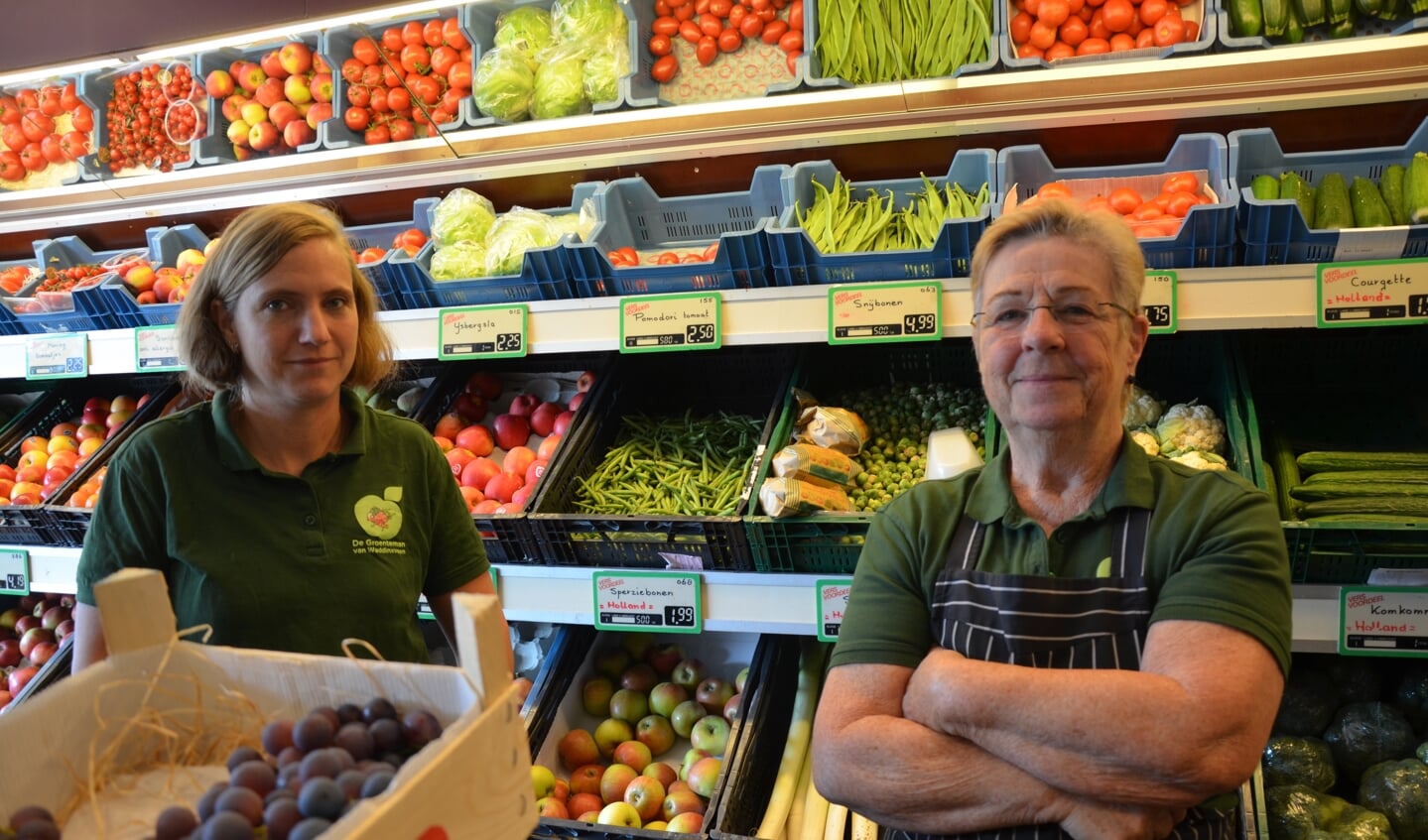 Bianca Bregman (links) en Thea van de Langkruis in de groentewinkel die noodgedwongen gaat sluiten.