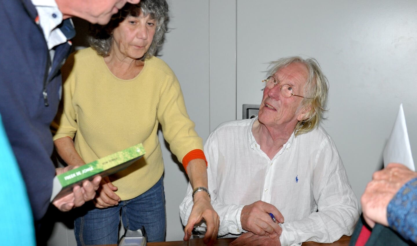 Bijgestaan door zijn vrouw Hella signeerde Freek de Jonge na afloop in de foyer van Theater Swanla.