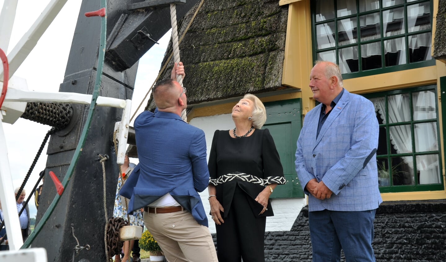 Jan Ottevanger nam - met tussenkomst van de prinses - het stokje over van vader Johan Ottevanger. (foto: Judith Rikken)