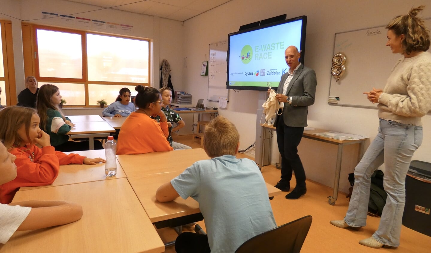 Wethouder Wybe Zijlstra bracht zijn kapotte mixer mee bij de kick-off van het project. (tekst en foto: Annette van den Berg)