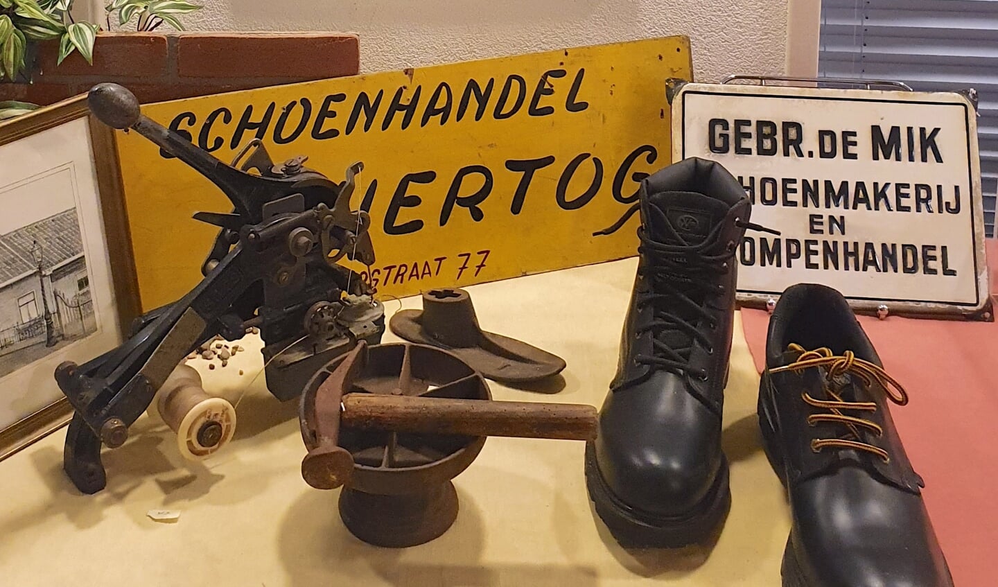 Het 'schoenmakershoekje' in de nieuwe expositie met voorwerpen en foto's van winkeliers en andere middenstanders.