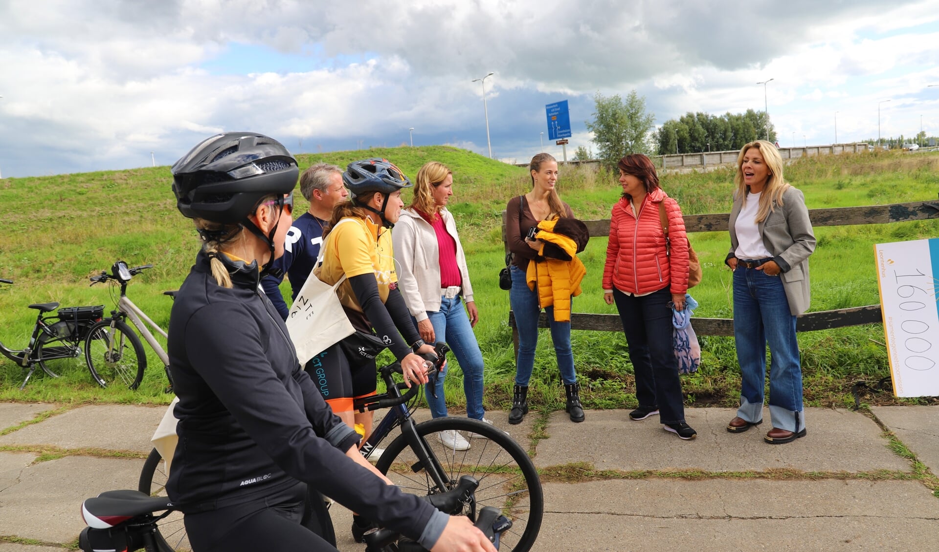 Leontien Zijlaard-Van Moorsel bij de start van een van de fietstochten afgelopen zondag.
