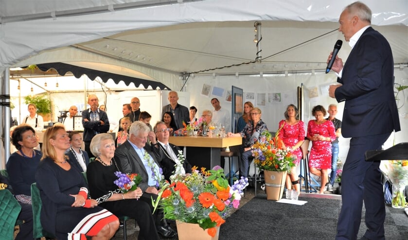 Voorzitter Gerard van der Wende van Vereniging Molenvrienden Rottemerengebied sprak de prinses toe. (foto: Judith Rikken)