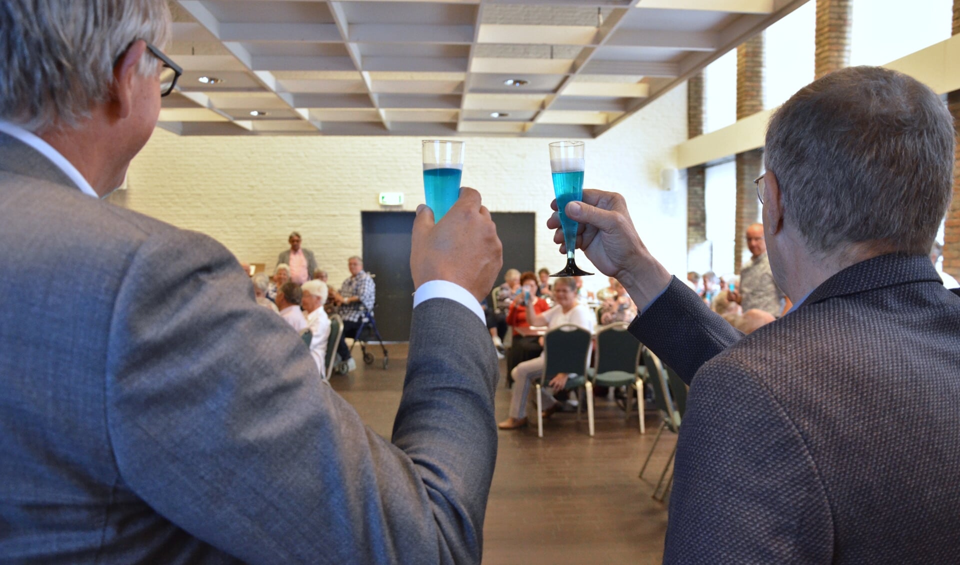 Het glas wordt geheven op de laatste (aangepaste) seniorenreis in Moordrecht (foto en tekst: Myriam Dijck)