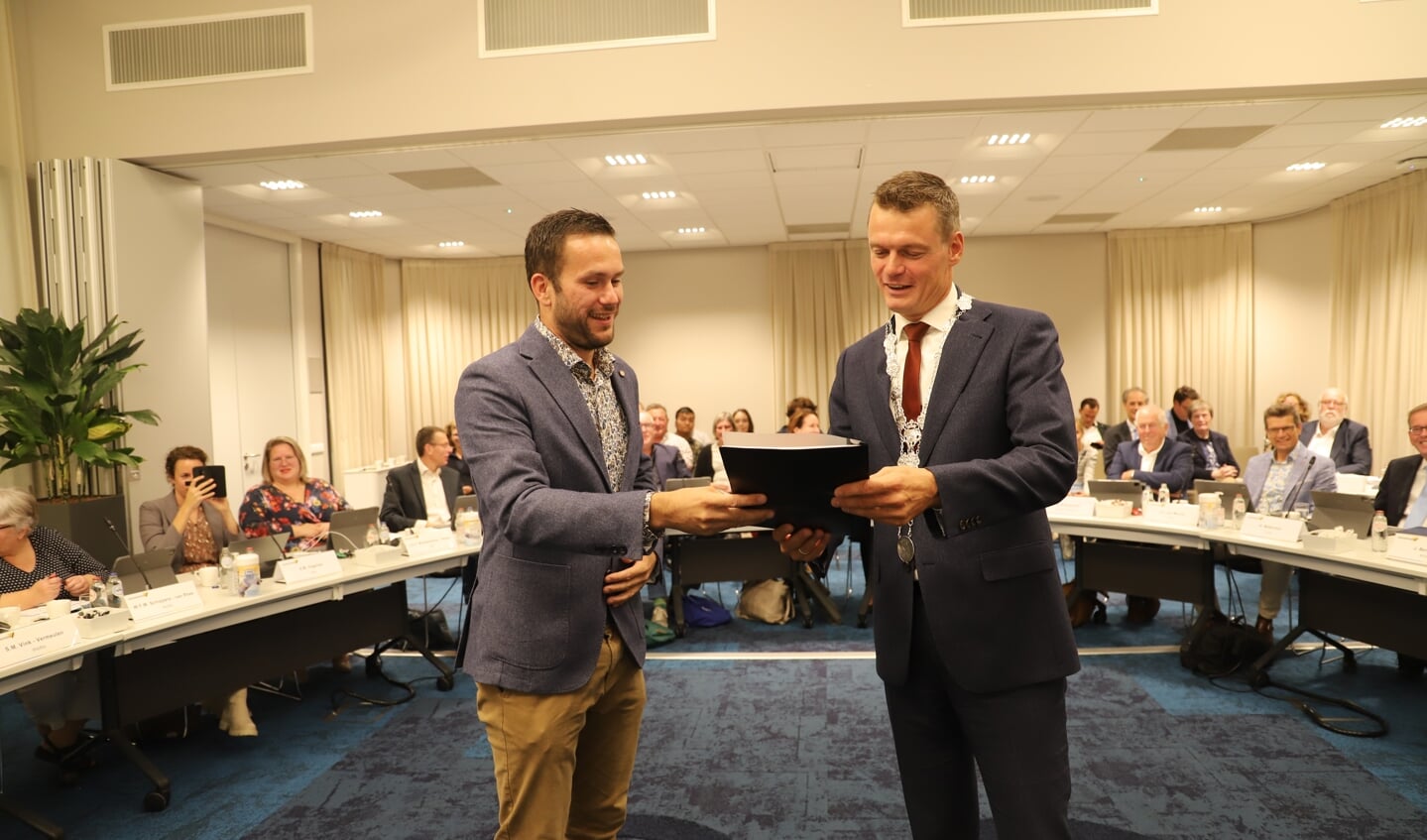 Burgemeester Evert Jan Nieuwenhuis ontving de petitie in de raadszaal uit handen van Niels Verdouw.