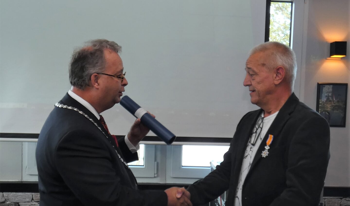 Bij het 65-jarig bestaan van de Nieuwerkerkse Tafeltennisclub reikte de burgemeester de onderscheiding uit. 