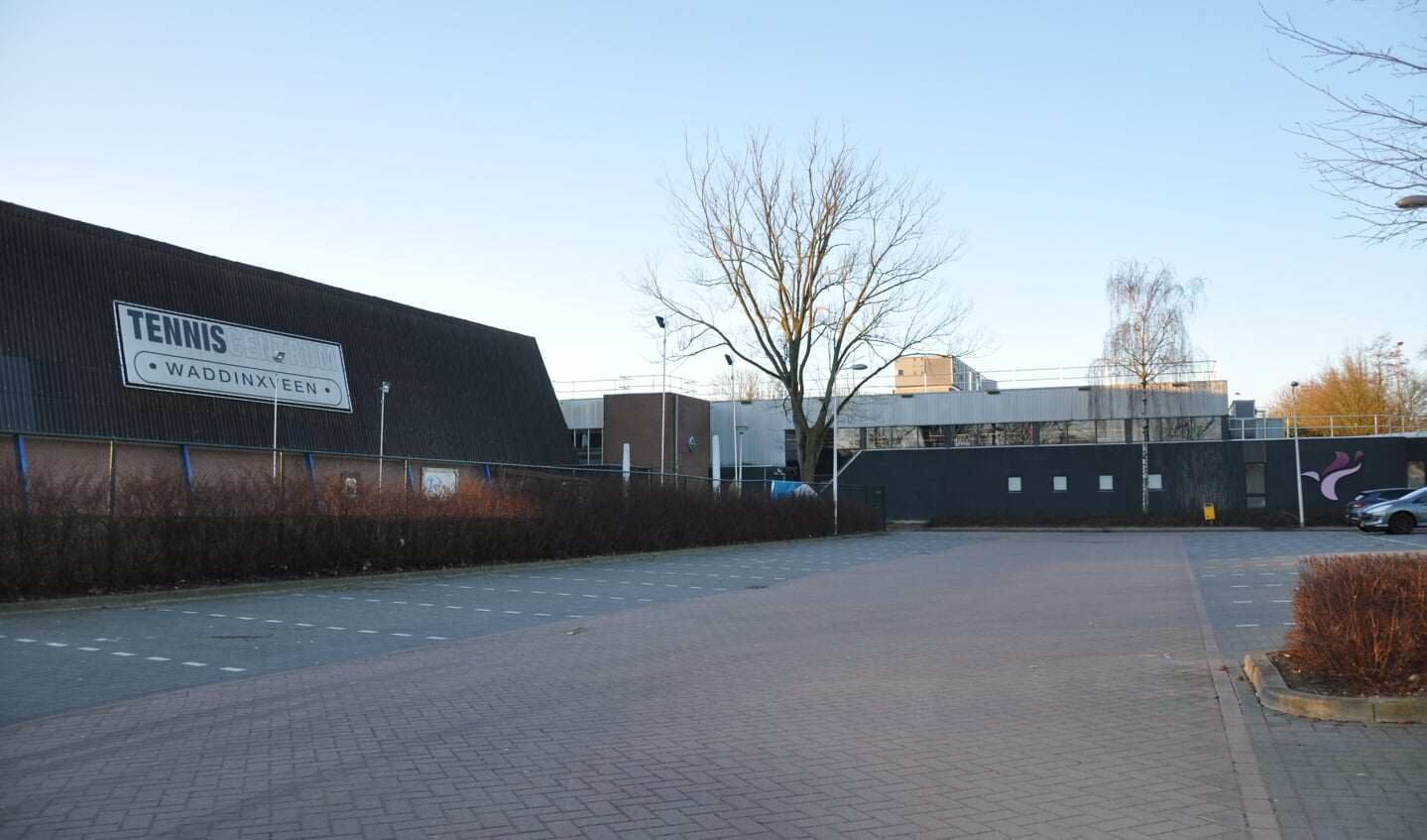 De tennishal is omgebouwd tot tijdelijke opvanglocatie.