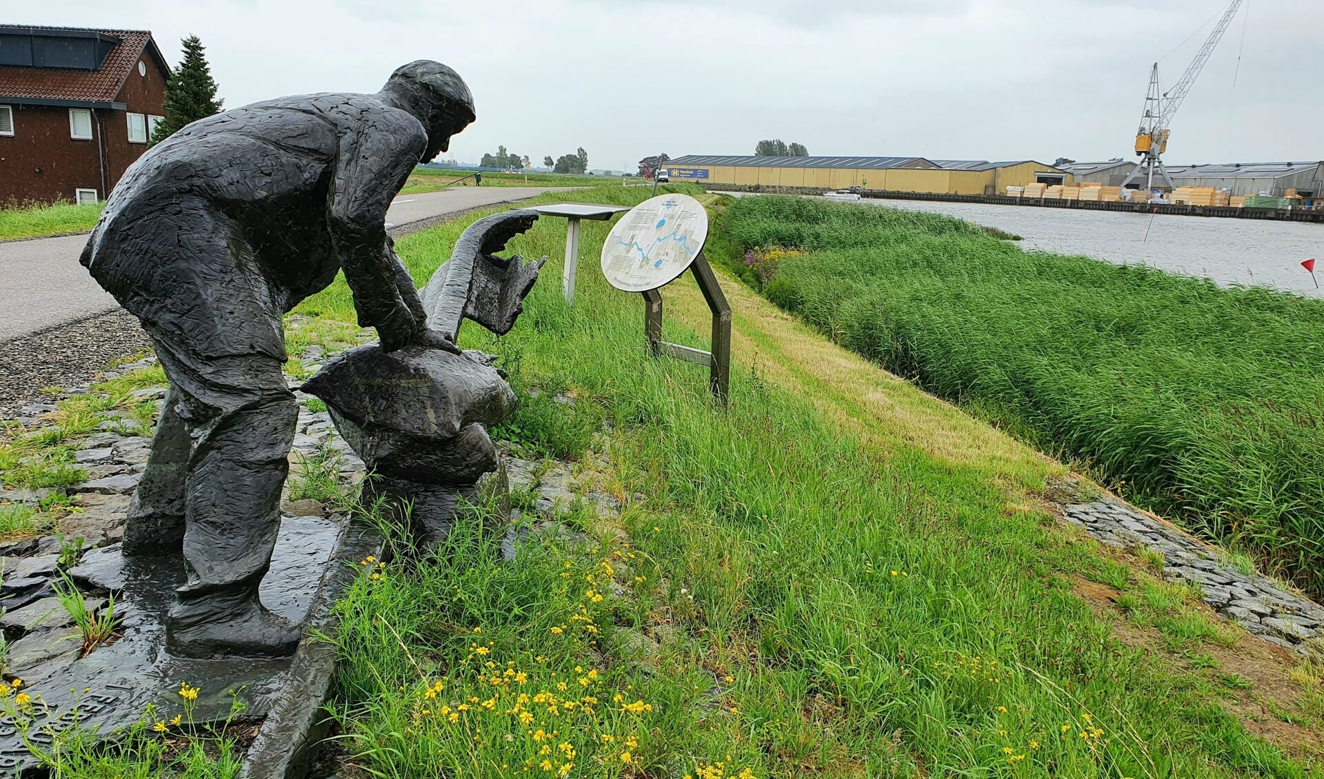 Het beeld 'Dubbeltje op zijn kant' aan de Groenendijk herinnert aan de watersnoodramp en de daad van Arie Evegroen. (foto: Judith Rikken)