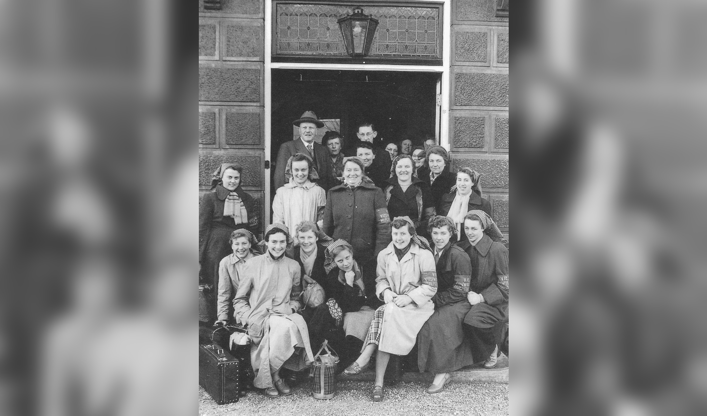 Een groep dames uit Waddinxveen klaar voor het bieden van hulp tijdens de Watersnoodramp, uitgezwaaid door burgemeester Warnaar in 1953. 