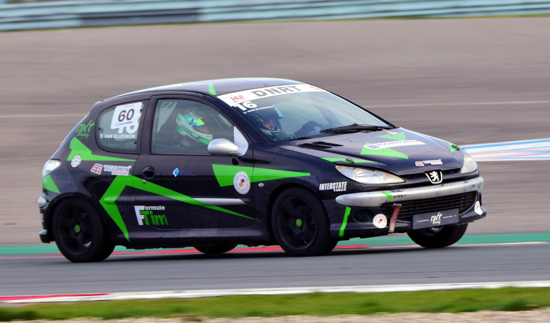 Tim van Elleswijk mag met zijn auto het circuit of voor wedstrijden. (foto: pr)