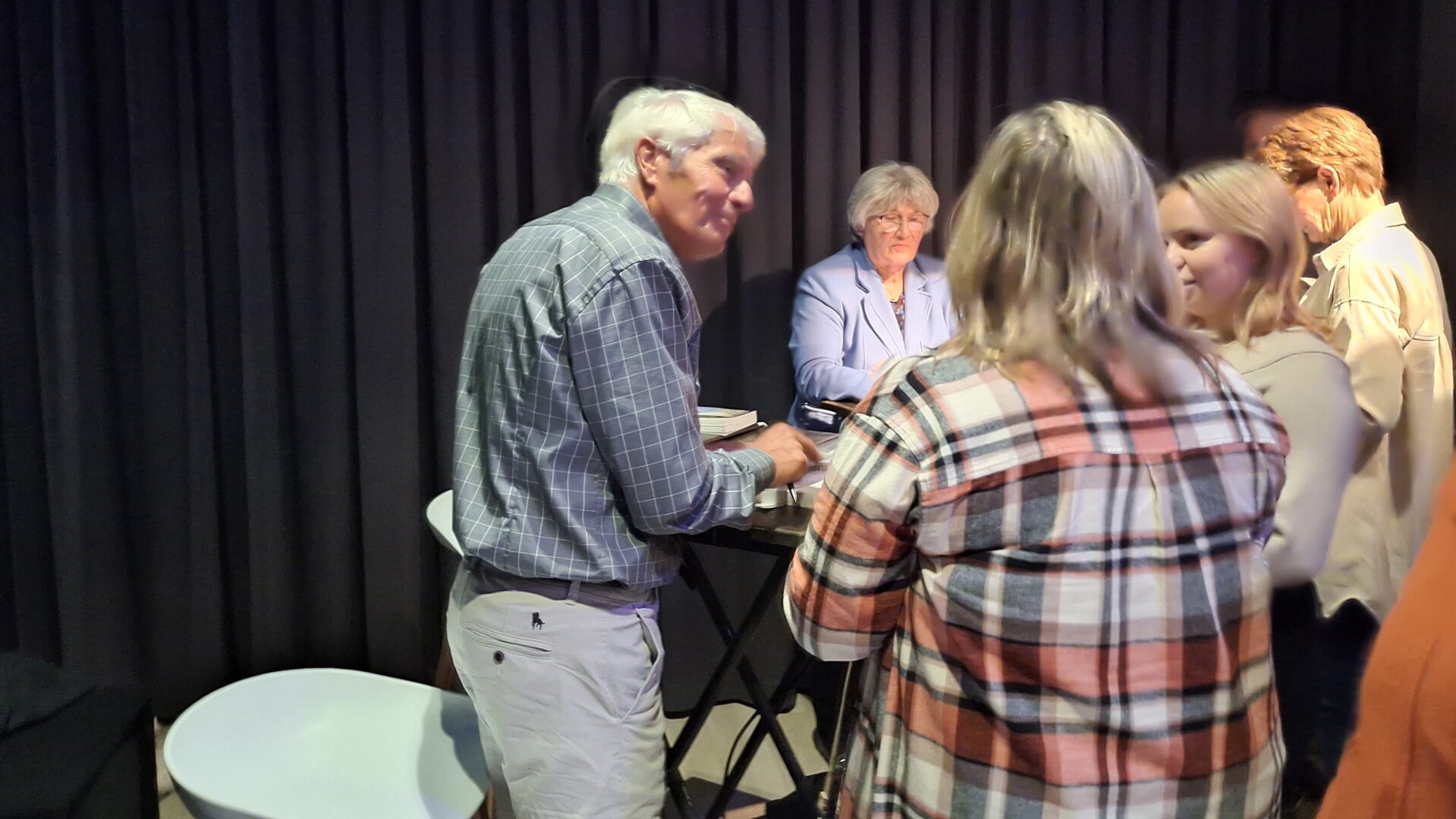 Klaas Wilting (links) signeert zijn boeken met verhalen over vroeger. (tekst en foto: Annette van den Berg)