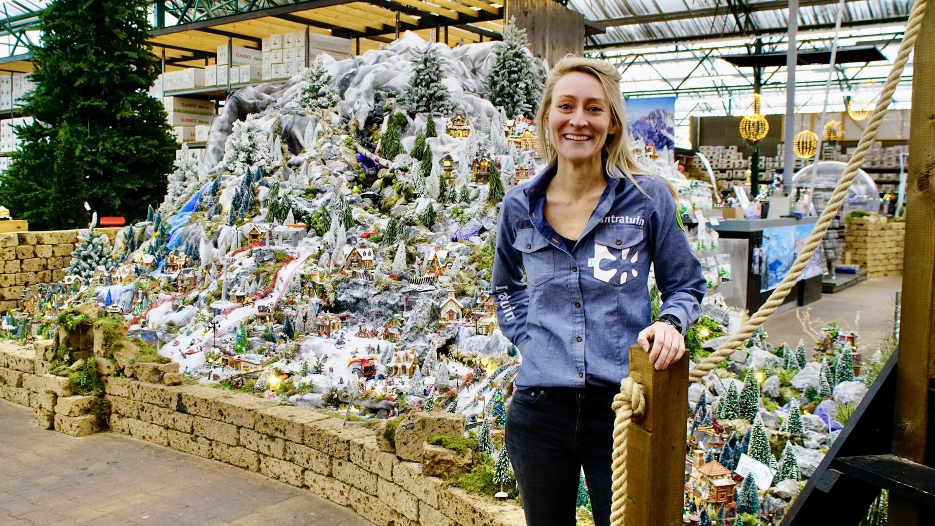 Suzanne Droogh bij een van de kerstpresentaties waar je zelfs overheen kunt lopen.