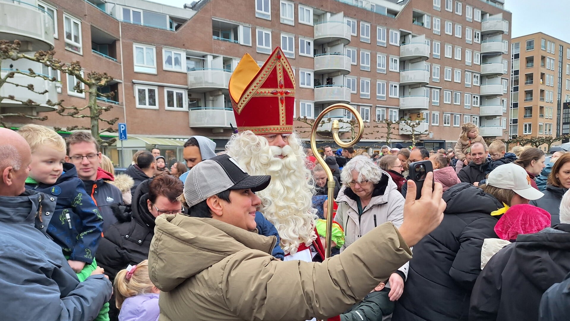 Sinterklaas en zijn gevolg brachten ook een bezoek aan de Zuidplashof. (tekst en foto: Annette van den Berg) 