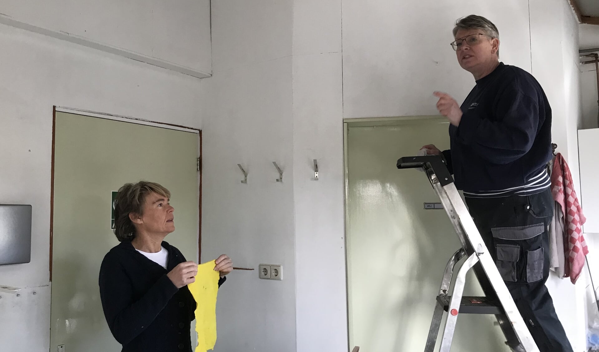 Paola van Bergen en Conny Boot vormden een goed schoonmaak- en schilderteam. (foto/tekst: Annette vd Berg)