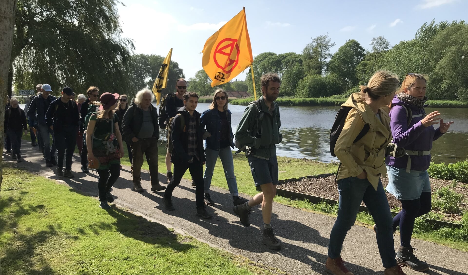 De activisten liepen langs de Petteplas. (tekst en foto: Annette van den Berg) 
