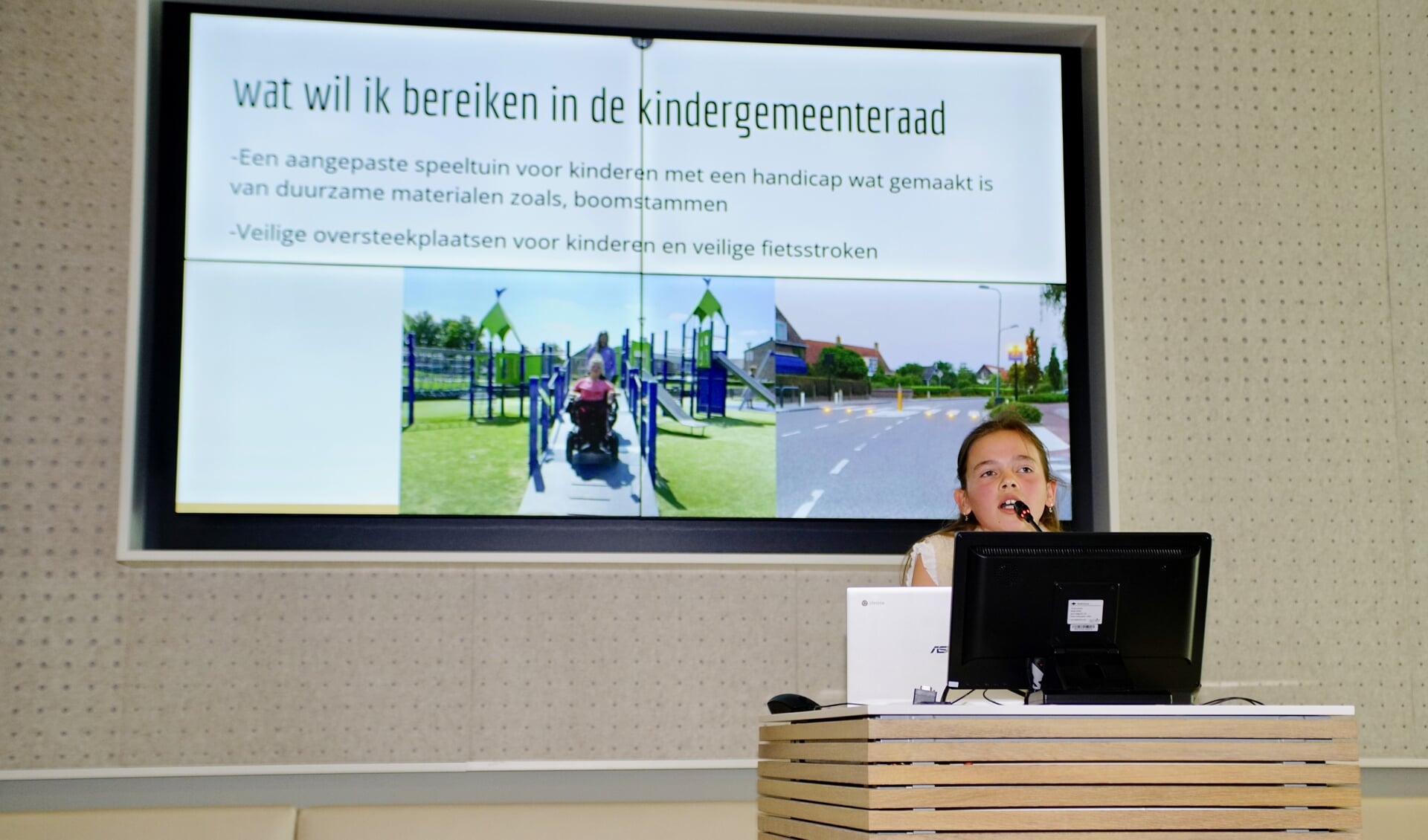 Saar Hoogendoorn wist met haar presentatie in de raadzaal iedereen te overtuigen. (tekst en foto: Robbert Roos) 
