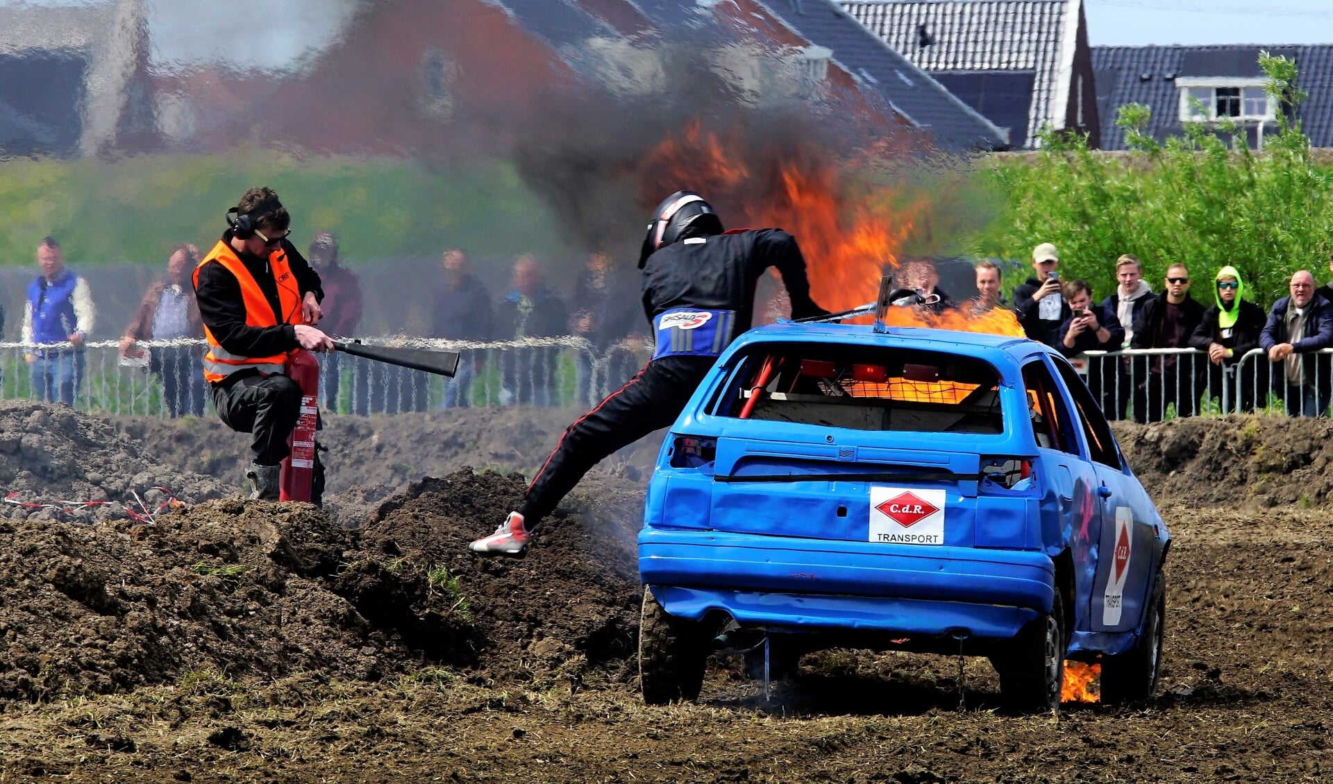 Coureur Hubert Harmsen kon zich nog net in veiligheid brengen toen tijdens de race zijn auto in brand vloog.