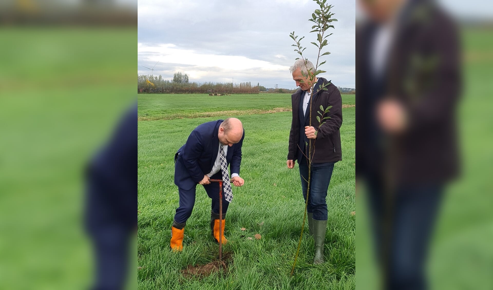 Gedeputeerde Berend Potjer en wethouder Jan Willem Schuurman plantten onlangs de eerste boom. (foto: archief HvH)