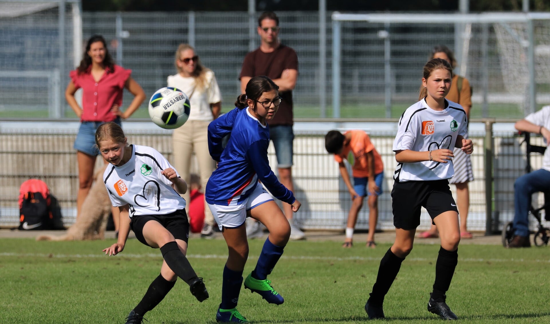 Be Fair MO13-1 won zaterdag met 9-0 van Charlois. De doelpunten kwamen op naam van Liz van Vuuren (3x), Femke van de Heg, Sanne Geers, Fleur van Bekkum, Norah de Jong, Resa Verboom en Tess van der Pol.