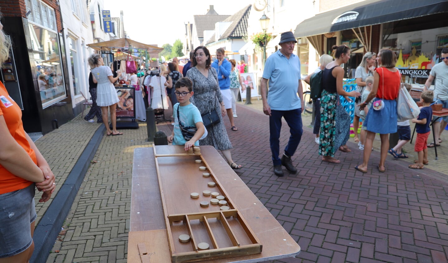 In de Dorpsstraat konden spelletjes worden gedaan als sjoelen en Twister.