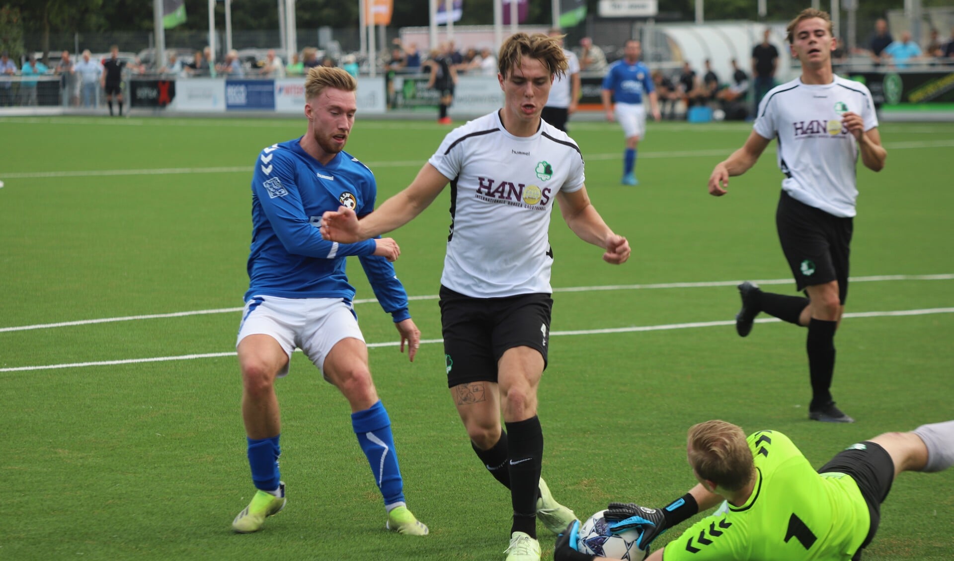 Nickay Honingh (Be Fair) houdt Tom de Vos (ASW) in bedwang; keeper Dennis Hartevelt brengt redding.