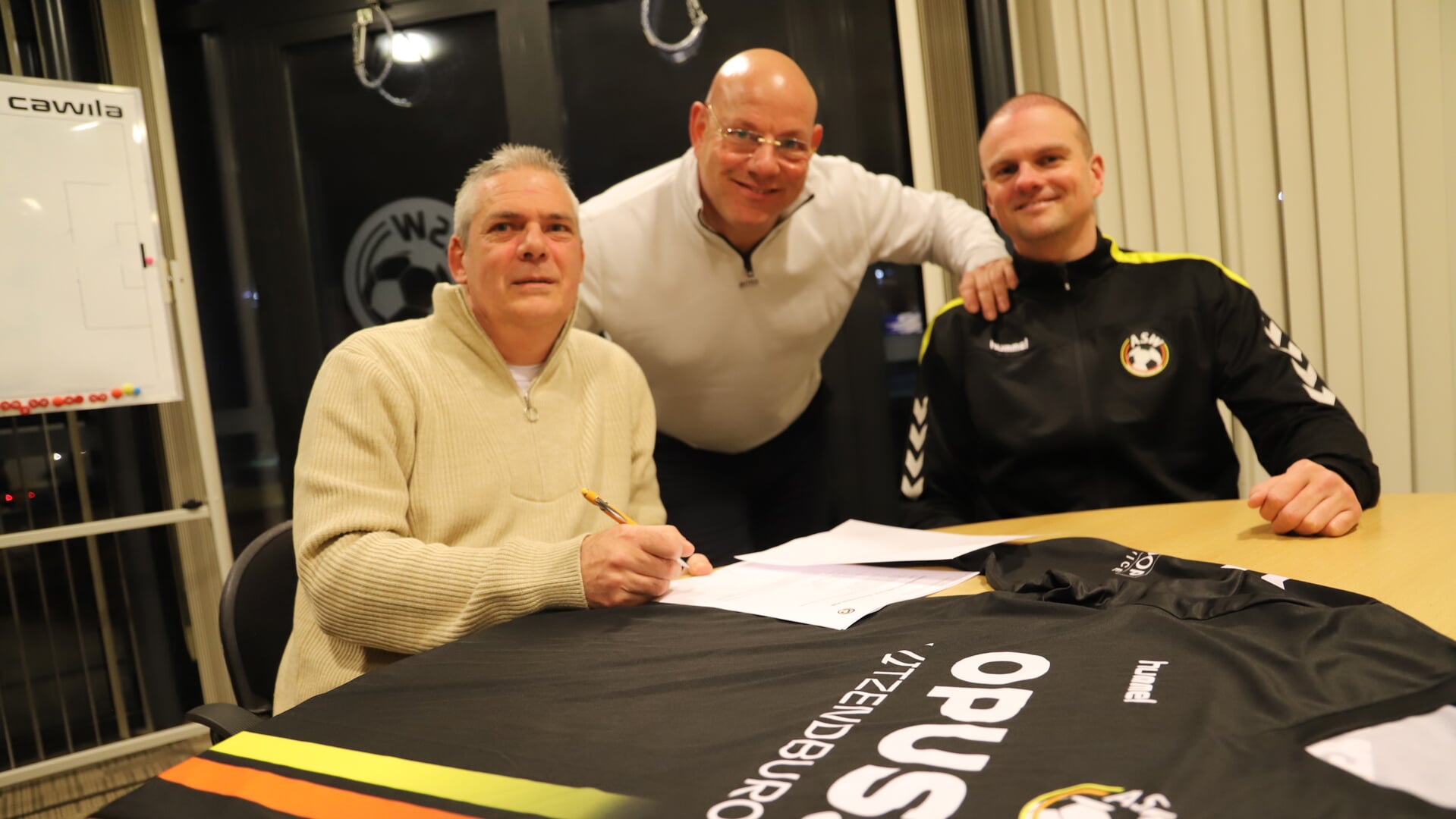 De nieuwe trainer van ASW, Arian Koning (links), met de nieuwe voorzitter Stefano Buffoli en technisch bestuurslid Patrick Dorrestein.