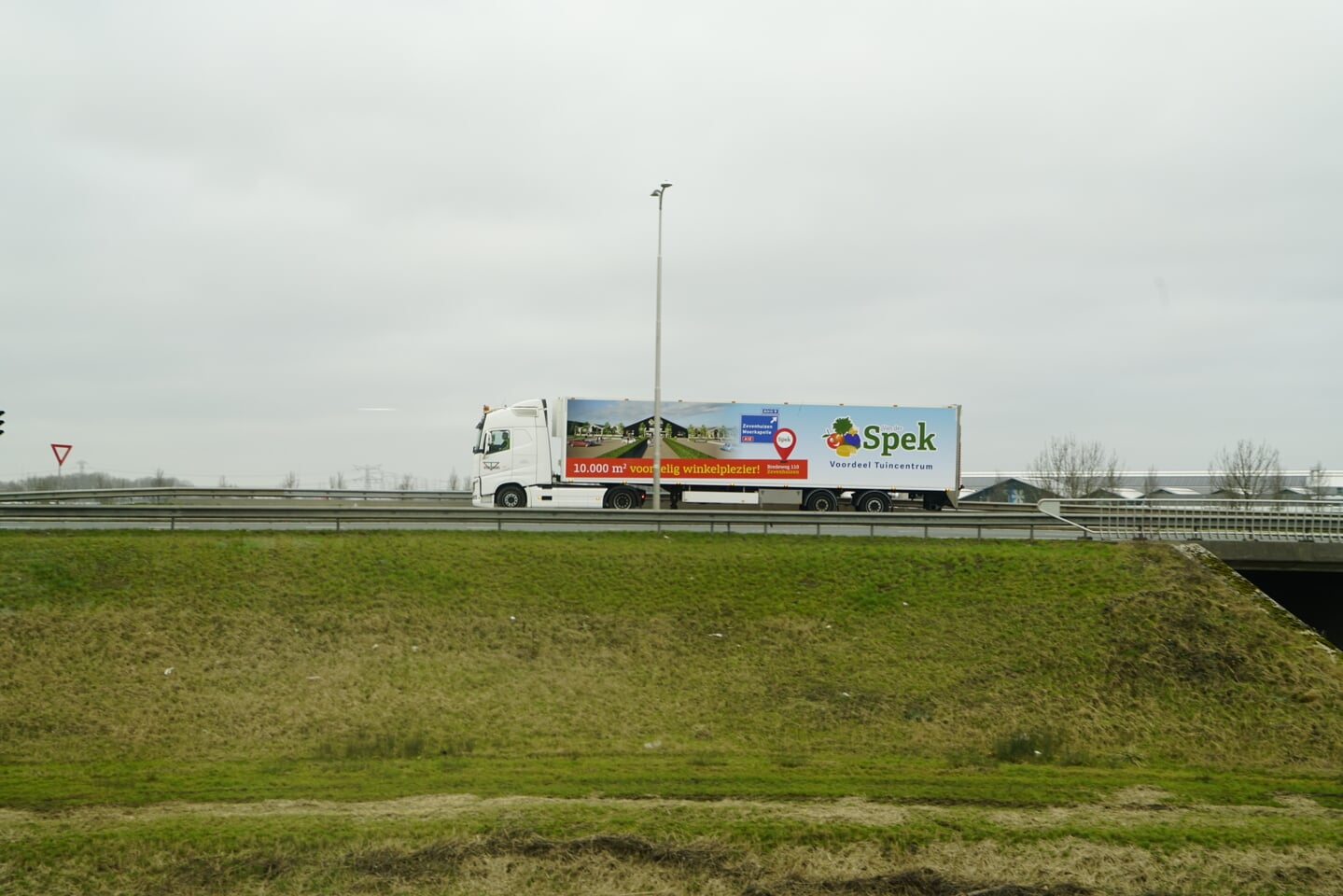 Ook op de weg komt u Voordeel Tuincentrum Van der Spek tegen. 